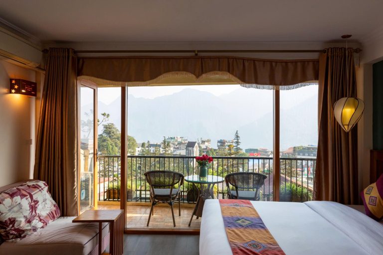 Đây là phòng ngắm trọn view nhà thờ đá cổ sapa.