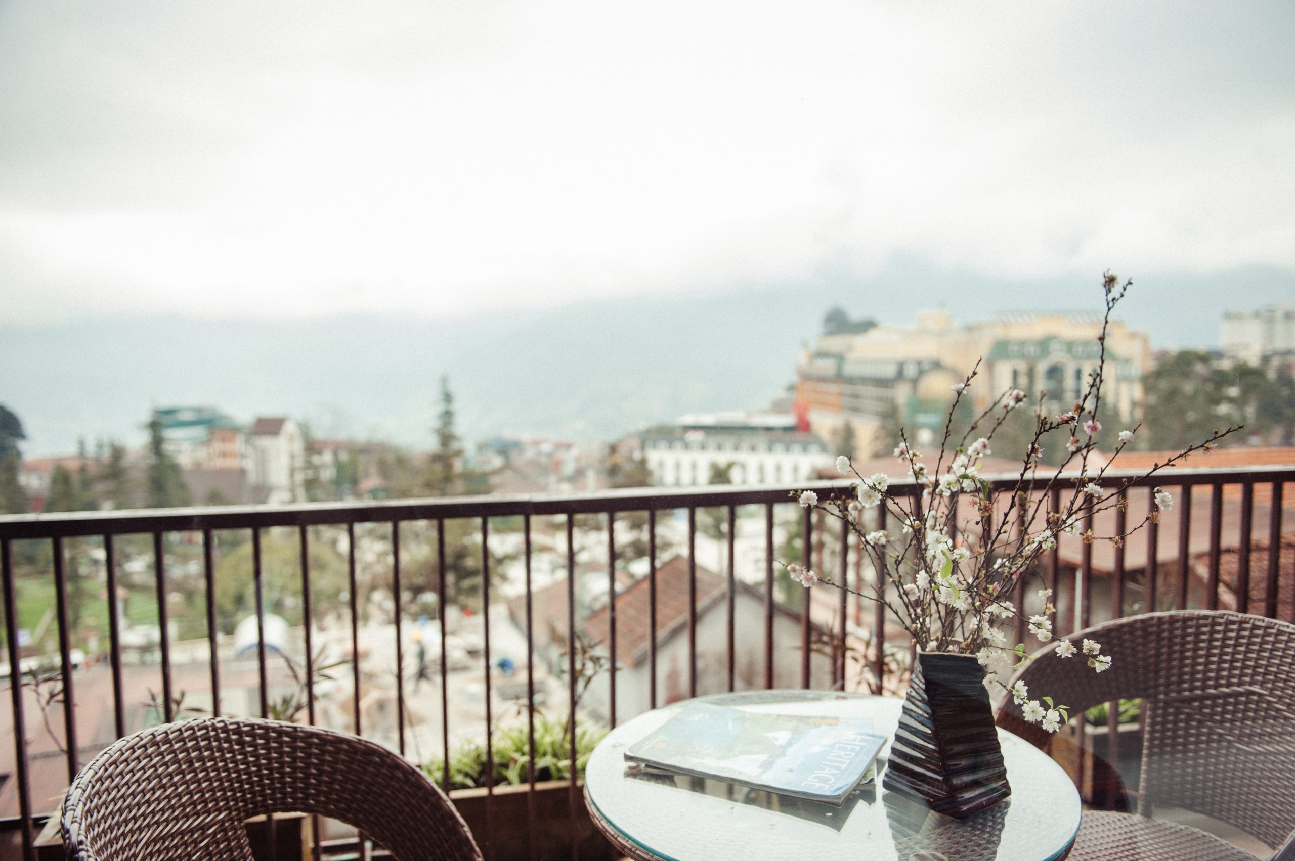 Ngồi ban công panorama hotel ngắm view thị trấn Sapa