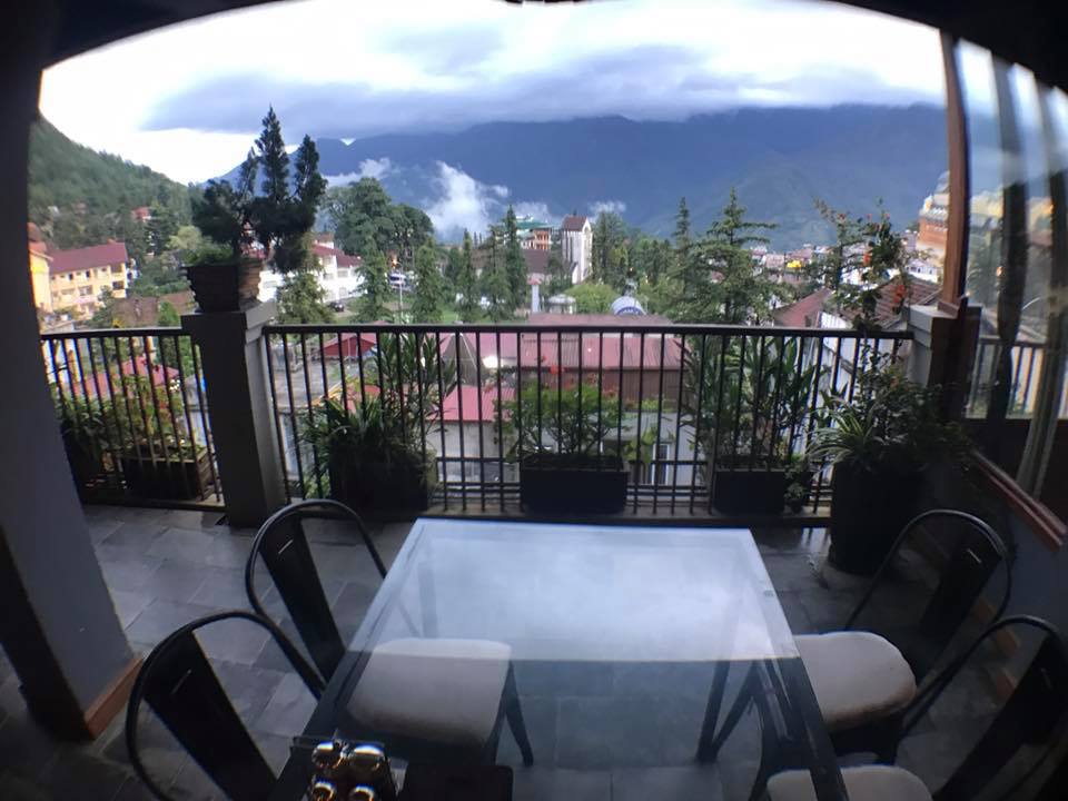 Ở khách sạn sapa có view đẹp có cả uống cafe ngắm núi hàng rông.